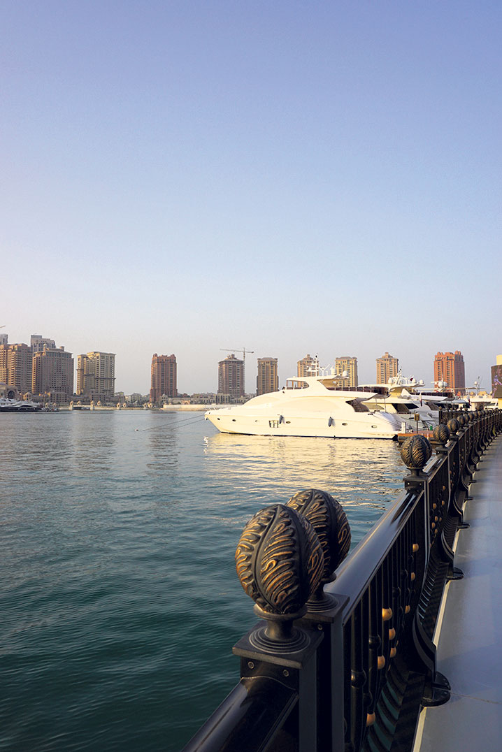 Des yachts qui valent des millions: marina avec pont vénitien sur l'île artificielle The Pearl.