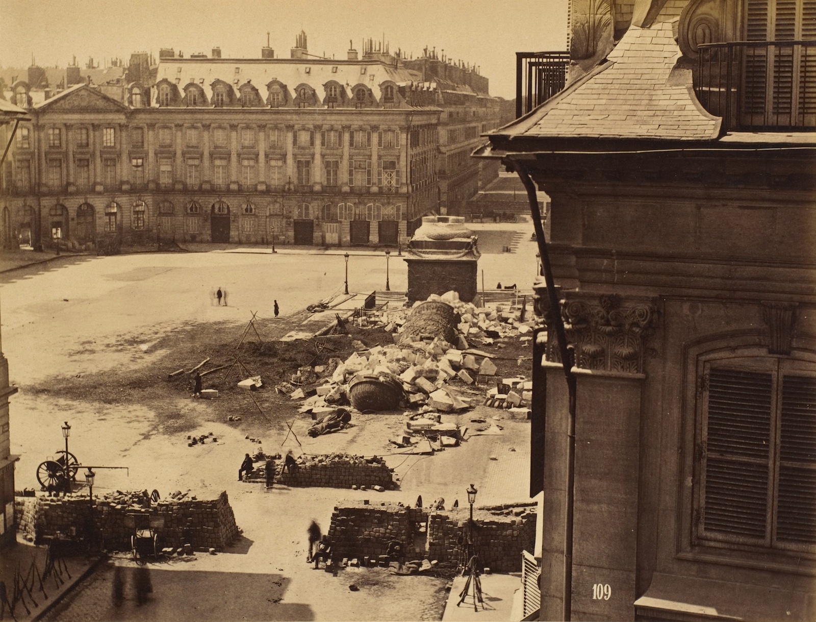 Symbole du pouvoir impÃ©rial, la colonne de la place VendÃ´me est dÃ©molie le 16 mai 1871. Photo de FranÃ§ois Franck. 