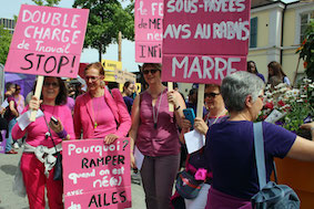 Des femmes vêtues de rose, prêtes pour la manif.