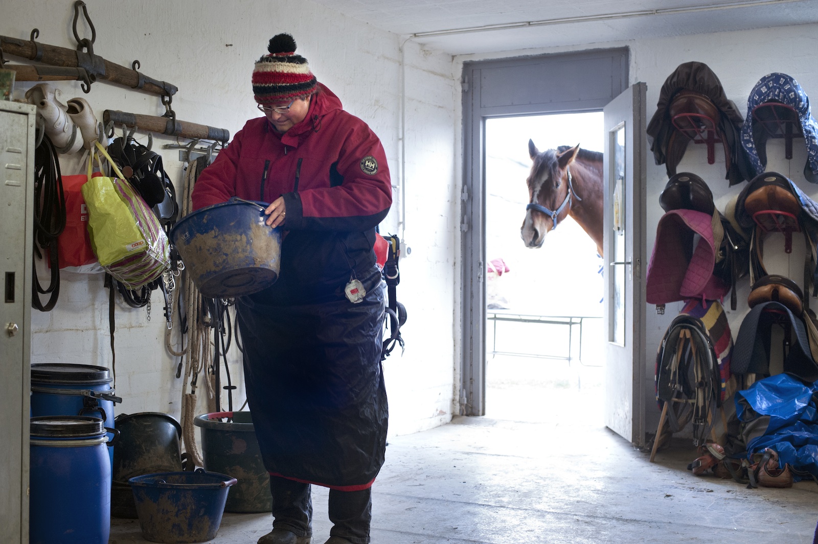 Myriam Dutruy prépare le repas des chevaux.