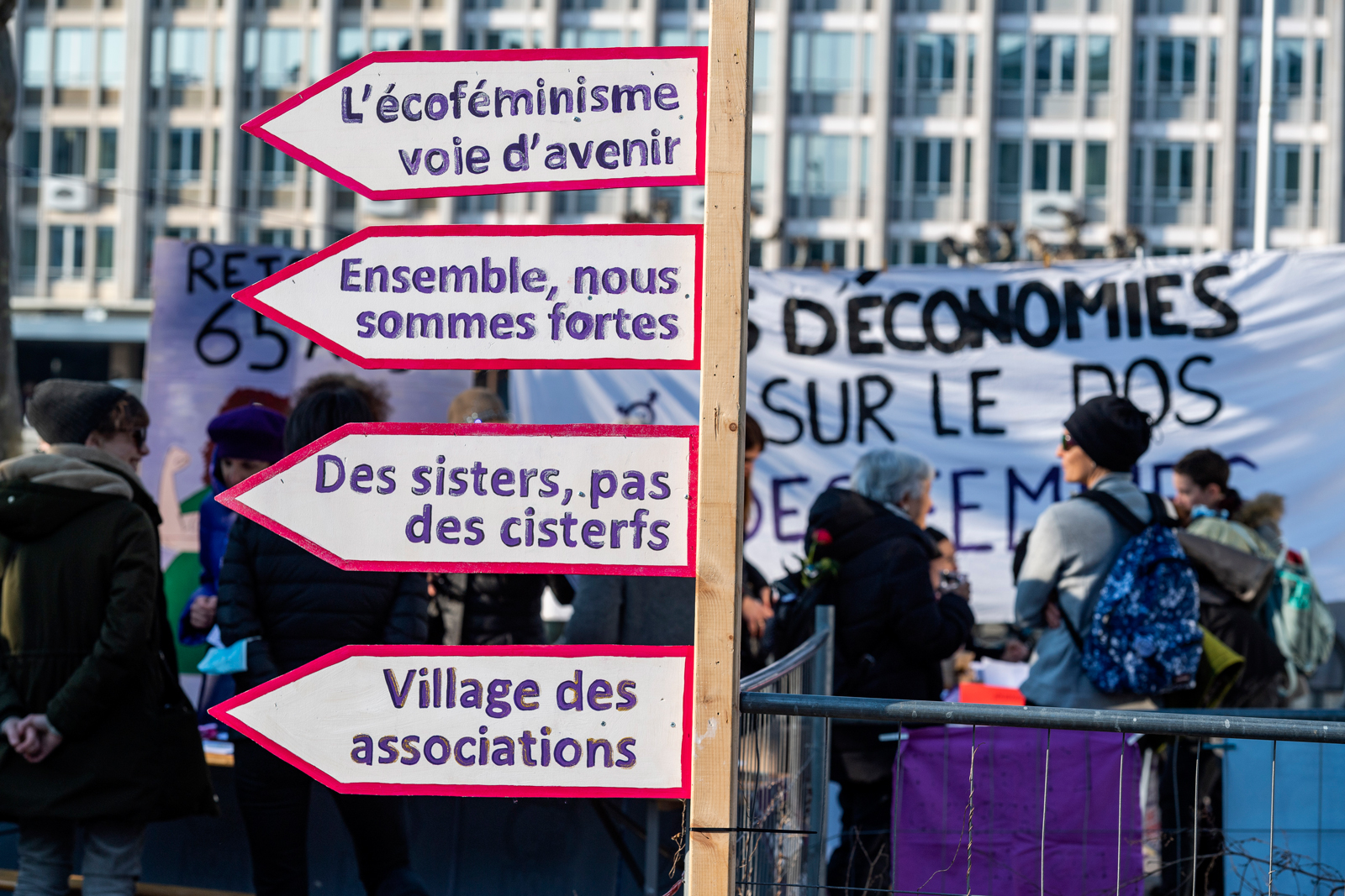 Panneaux de la Via Feminista.
