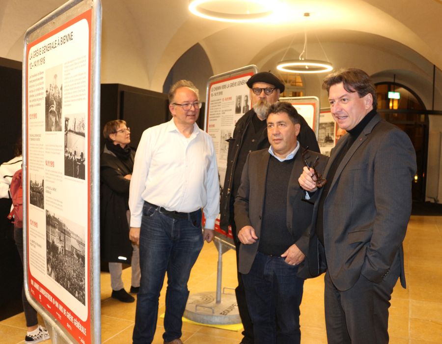 Christoph Lörtscher (chemise blanche), Jesus Fernandez (au centre) et Corrado Pardini (à droite) lors du vernissage de l’exposition le 31 octobre.