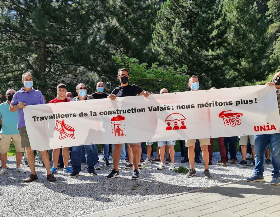 Banderole lors des assises de la construction: "Travailleurs de la construction Valais: nous méritons plus!"