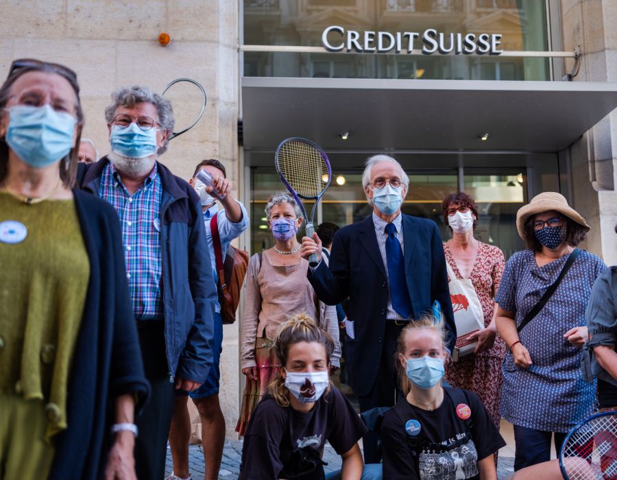 Action de la coalition Roger Wake Up devant la succursale Crédit Suisse à Lausanne.