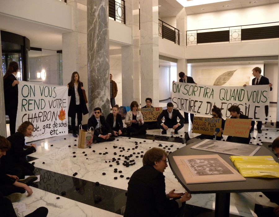 Action du collectif de la Grève du climat Vaud dans les locaux d'UBS.