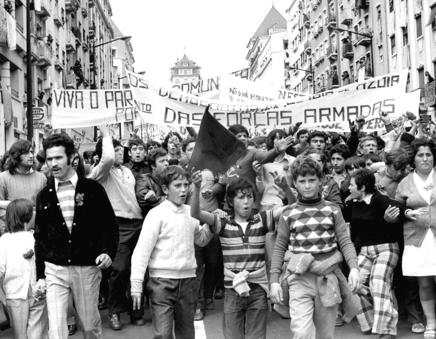 Le Portugal a célébré le 25 avril le 50e anniversaire de la Révolution des Œillets, intervenue à la suite d’un coup d’Etat militaire. Un putsch qui a entraîné de vastes mouvements sociaux réclamant davantage qu’une démocratie bourgeoise. Photo: manifestation organisée le 1er Mai 1974 à Lisbonne.