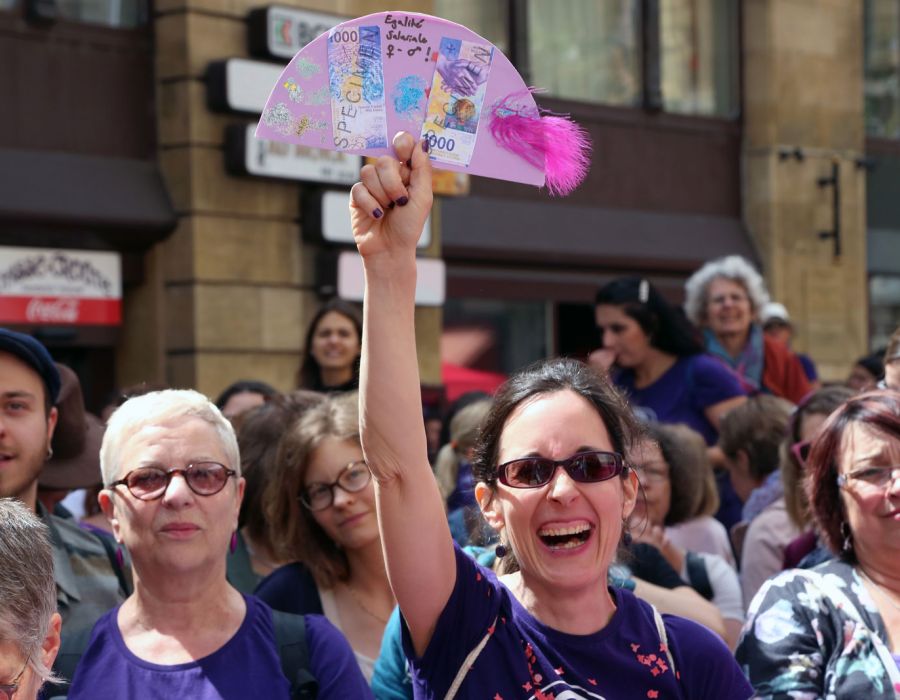 Grève des femmes du 14 juin à Neuchâtel. Pancarte réclamant l'égalité salariale.