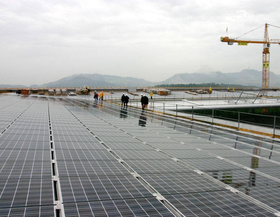 Un chantier de panneaux solaires désert.