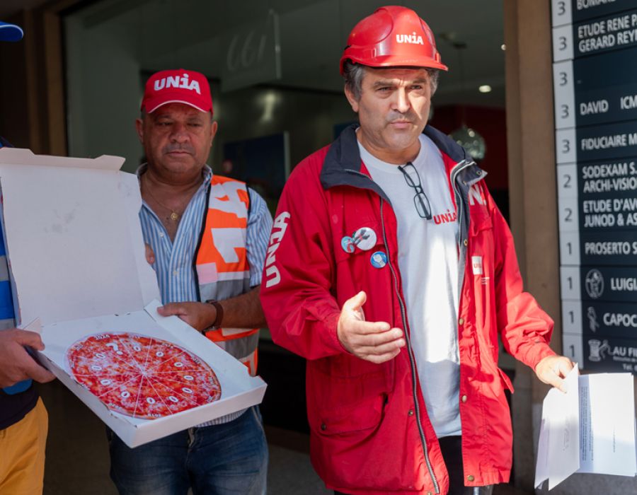La délégation des travailleurs et les syndicats Unia et Sit ont déposé une pizza symbolique auprès de la faîtière patronale genevoise du second œuvre.  