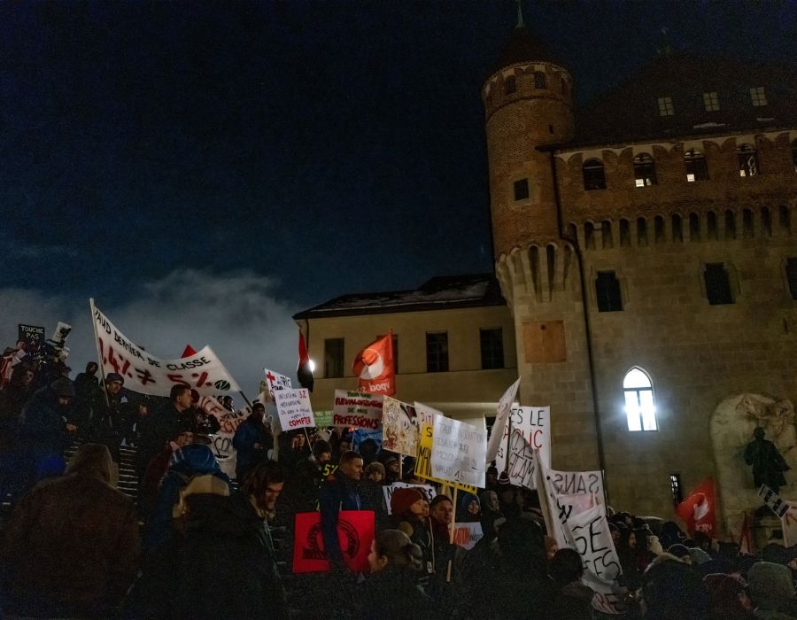 Manifestants devant le Château à Lausanne.