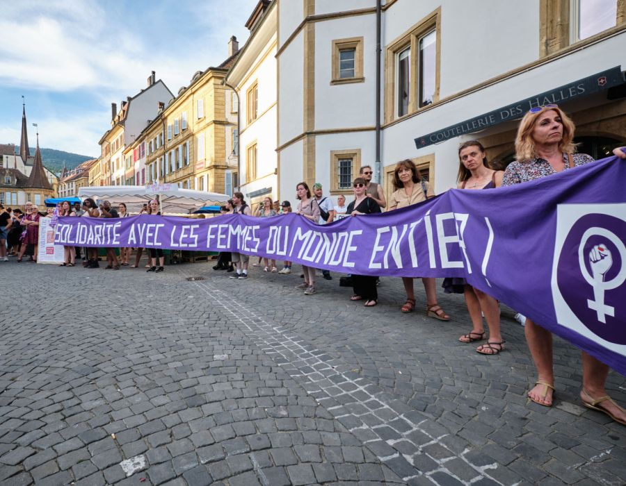 14 juin à Neuchâtel. Banderole "solidarité avec les femmes du monde entier".