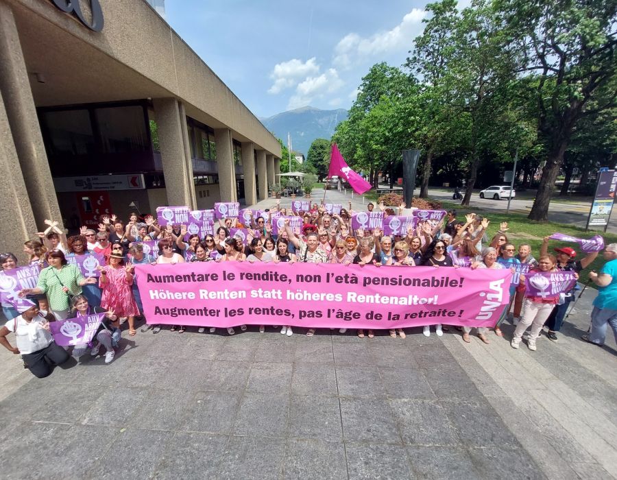 Les femmes d'Unia derrière une banderole s'opposant à AVS21.