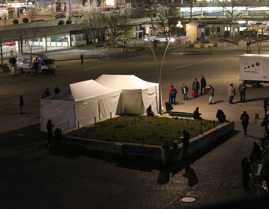 Tente de la Soupe populaire installée à la place de la Riponne depuis le 15 mars.