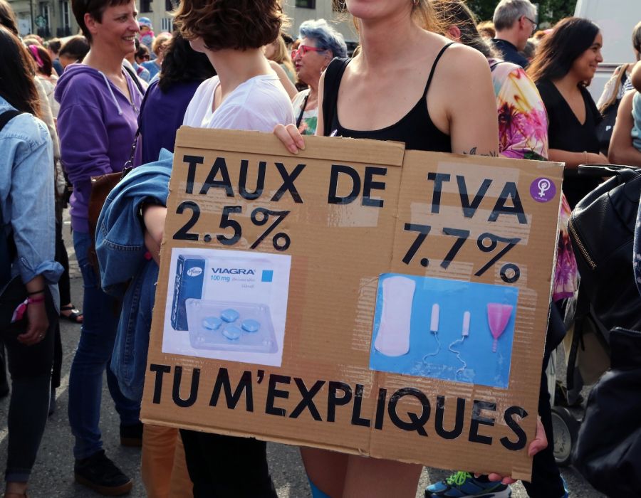 Une pancarte durant une manifestation féministe sur laquelle on peut lire: "Taux de TVA 2,5%, 7,7%, tu m'expliques?"