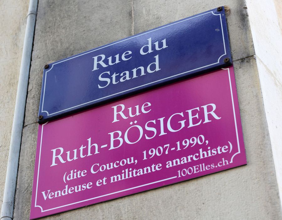 Plaque bleue "Rue du Stand" surmontant la plaque fuchsia "Rue Ruth-Bösiger"