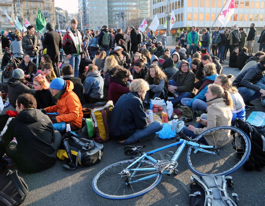 Manifestants prenant leur petit déjeuner assis sur le pont Chauderon