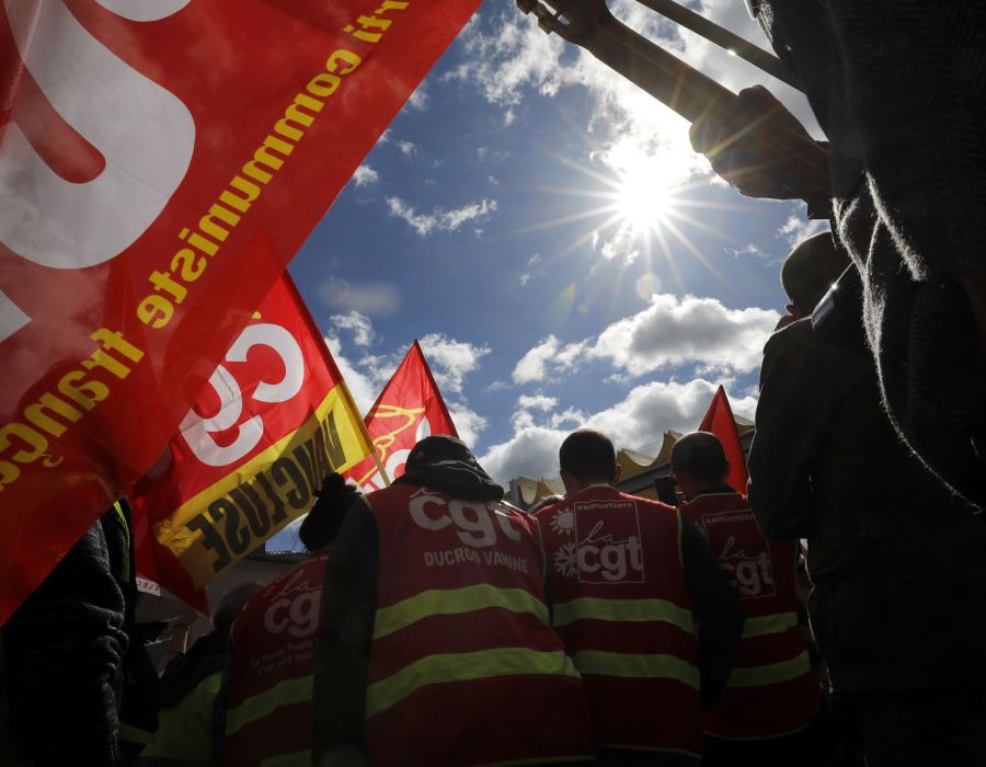 Des militants du syndicat manifestant, aux côtés de Gilets jaunes, le 7 mars dernier à Gréoux-les-Bains.
