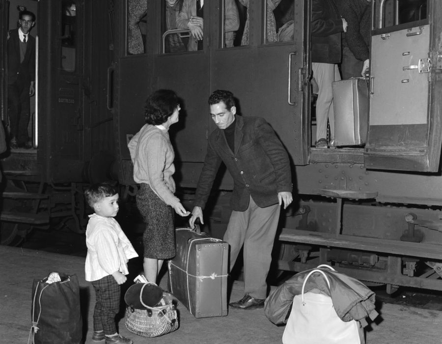 Saisonniers italiens rentrant dans leur pays, gare de Zurich, avril 1963.