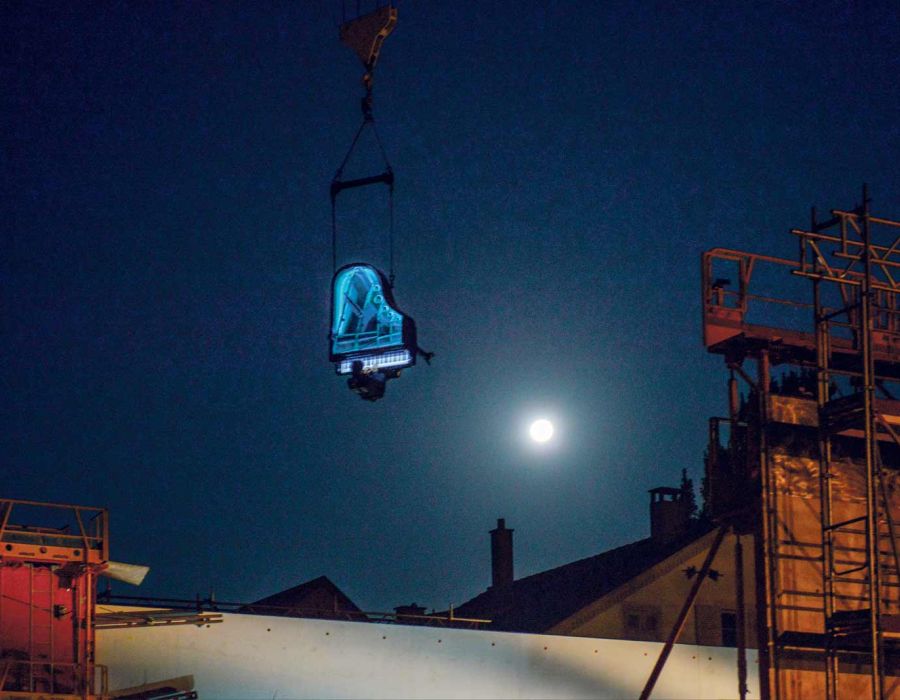 piano bleu dans les airs avec pleine lune