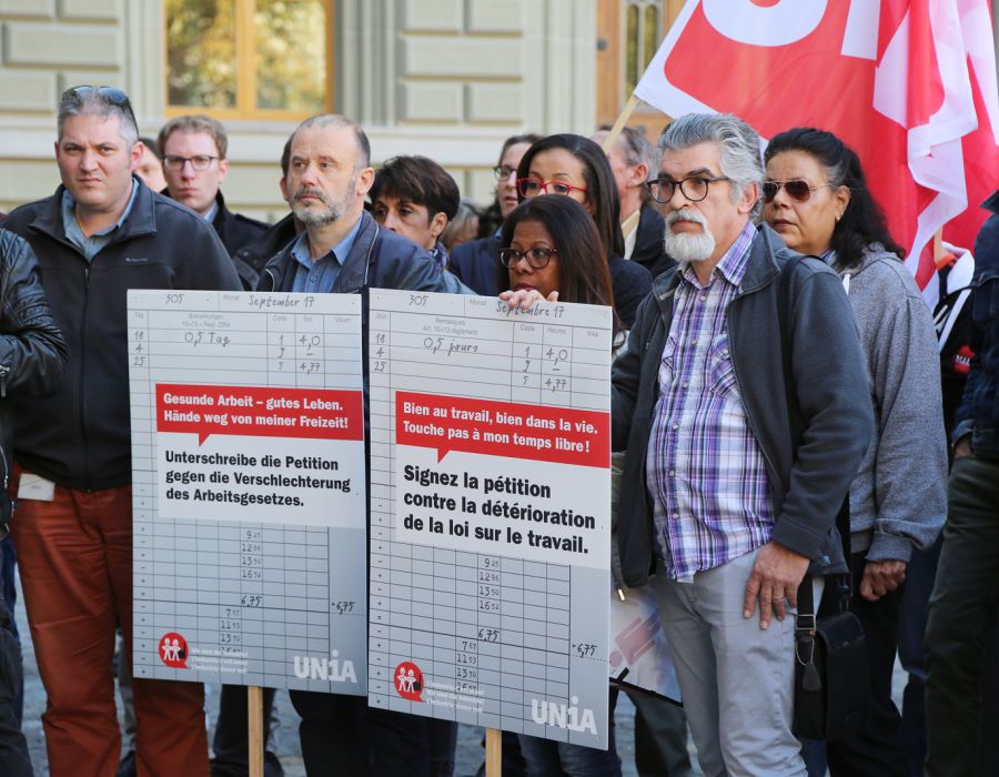 En octobre 2017, des travailleurs de l’industrie du syndicat remettaient à la Chancellerie fédérale 6300 signatures de salariés de la branche, exigeant le respect de leur temps libre