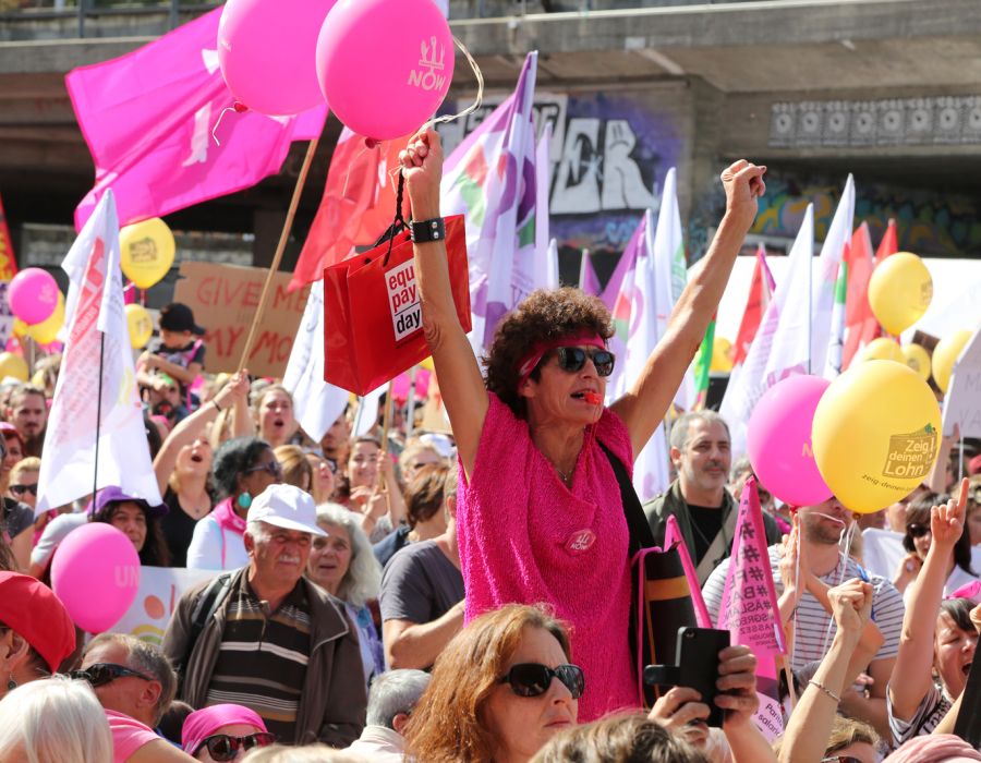 Le 22 septembre dernier, 20000 personnes ont manifesté à Berne pour exiger l’application de la Loi sur l’égalité. 