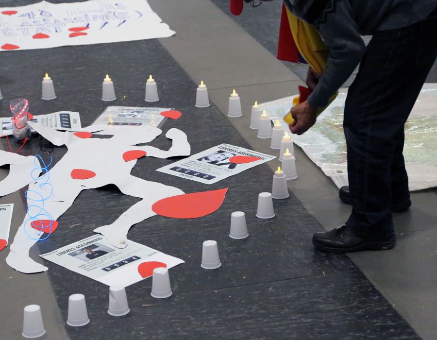 Les militants ont allumé des bougies en hommage aux victimes de la répression de l’Etat et des paramilitaires.