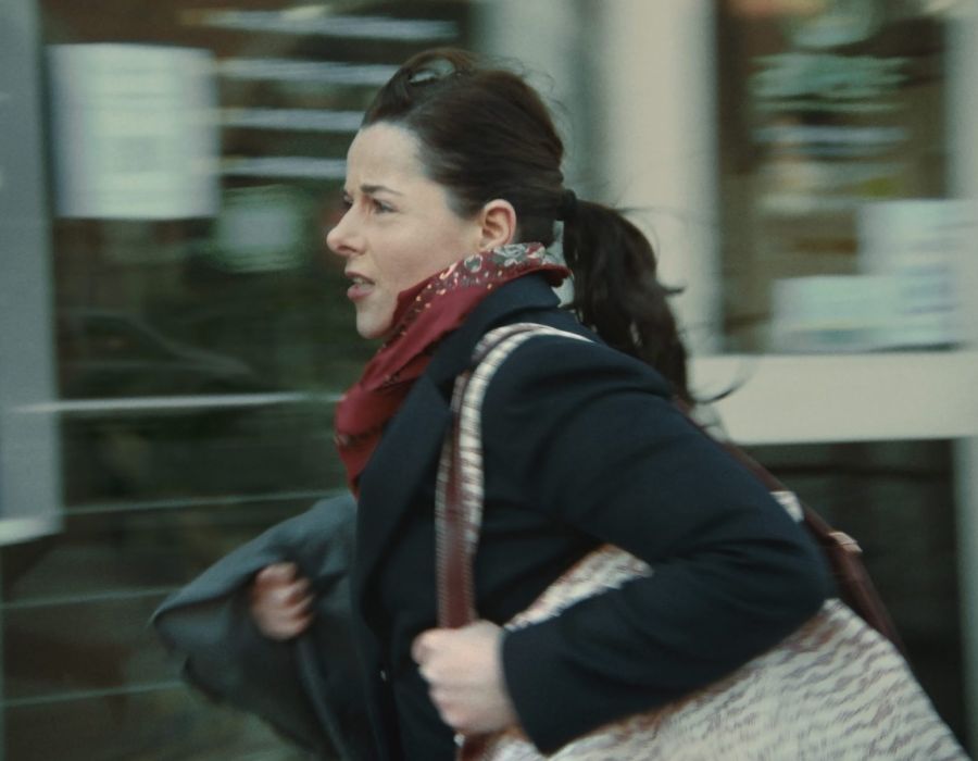 Image tirée du film A plein temps. Une femme court.