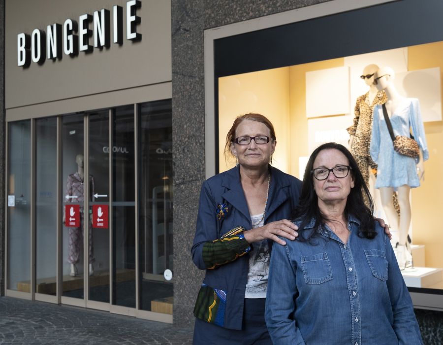 Les deux couturières devant le magasin Bon Génie à Lausanne.