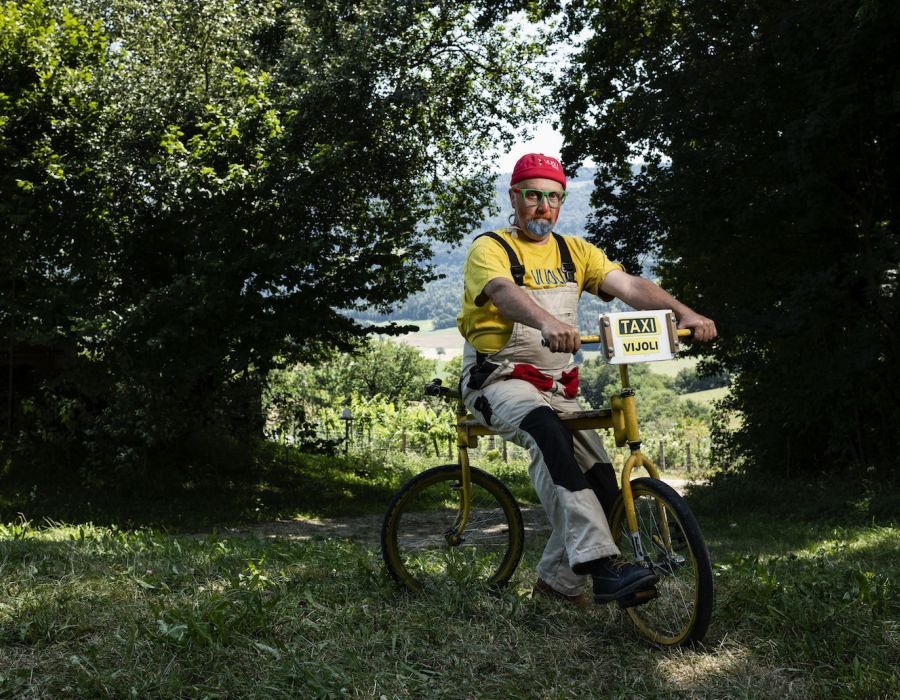 Le clown Vijoli sur son vélo-taxi.