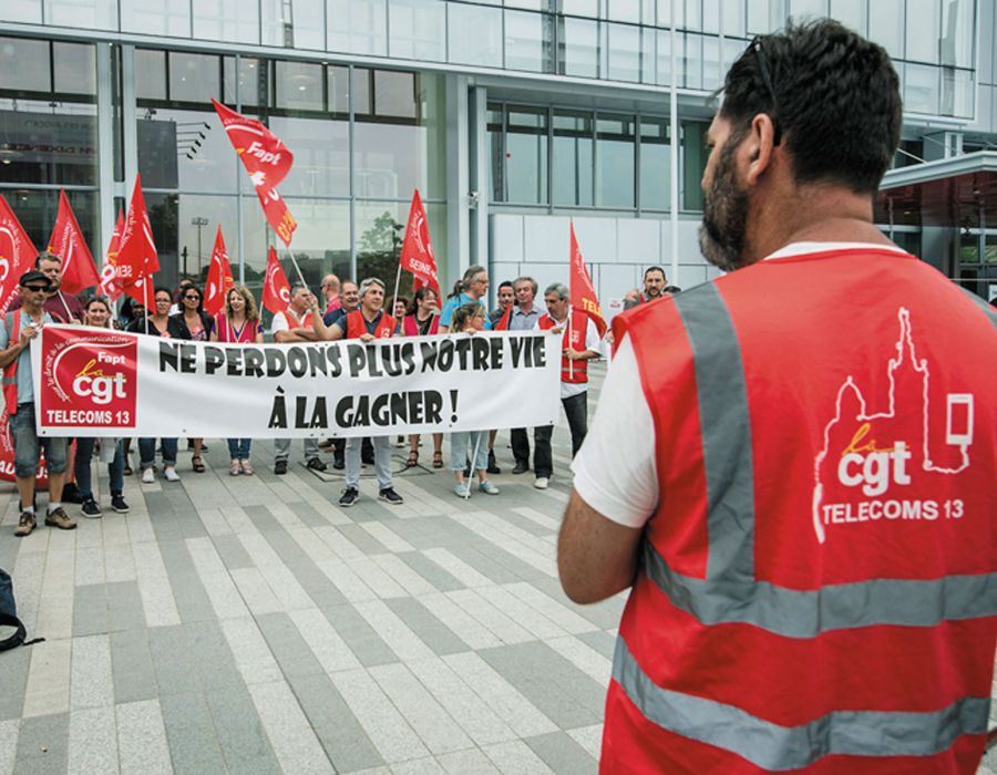 Manifestation devant le Tribunal correctionnel de Paris, en 2019, lors du premier procès des dirigeants de France Télécom, poursuivis pour harcèlement moral au travail ayant conduit à une vague de suicides. 