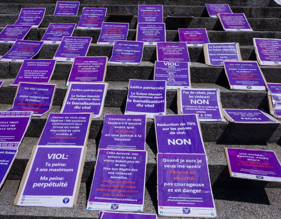 Action avec des pancartes revendicatives sur la question du viol.