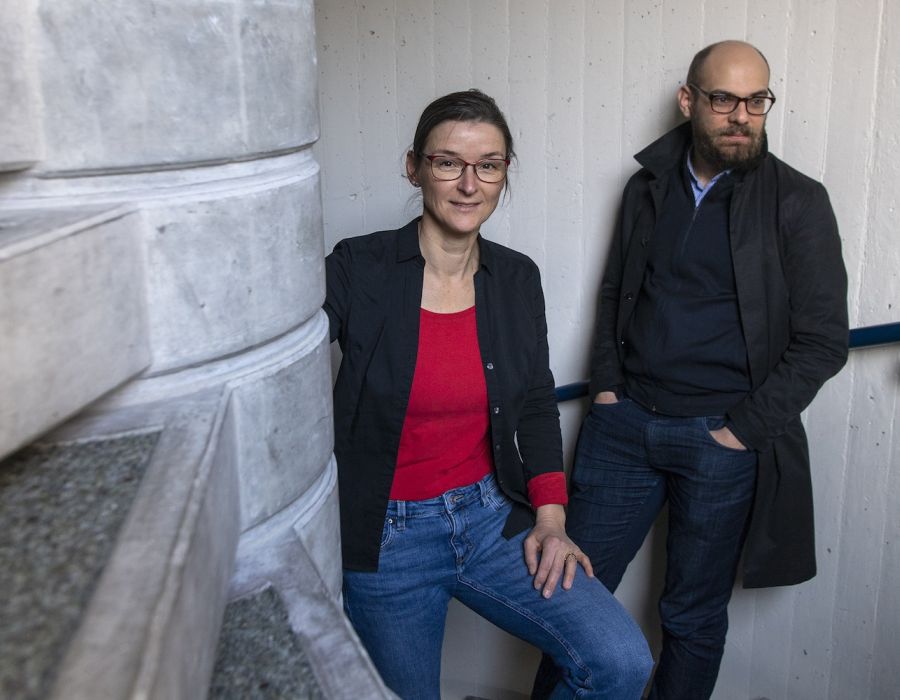 Yolande Peisl-Gaillet et François Clément dans l'escalier menant au secrétariat régional d'Unia Fribourg.