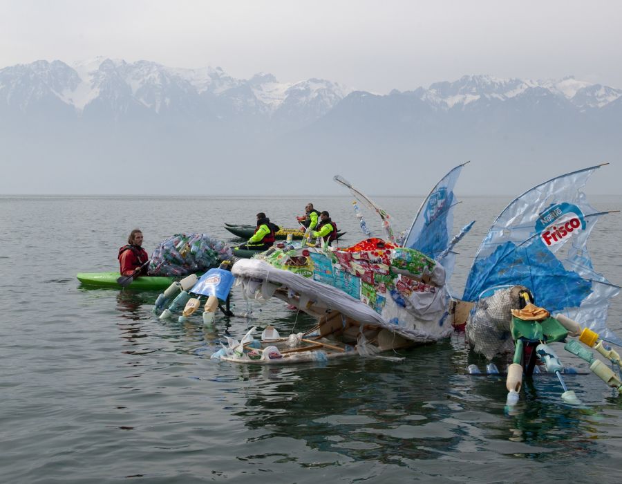 Un monstre de déchets, sur le lac, lors d'une action Greenpeace.