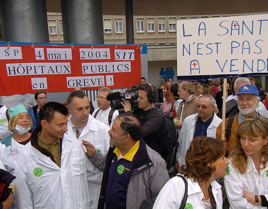 Grève de la fonction publique en 2004. Sur une pancarte on peut lire: La santé n'est pas à vendre.