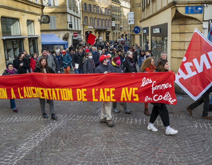 Mobilisation dans les rues des Neuchâtel. Au premier plan un drapeau Unia et une banderole sur laquelle on peut lire: Non à l'augmentation de l'âge de la retraite!