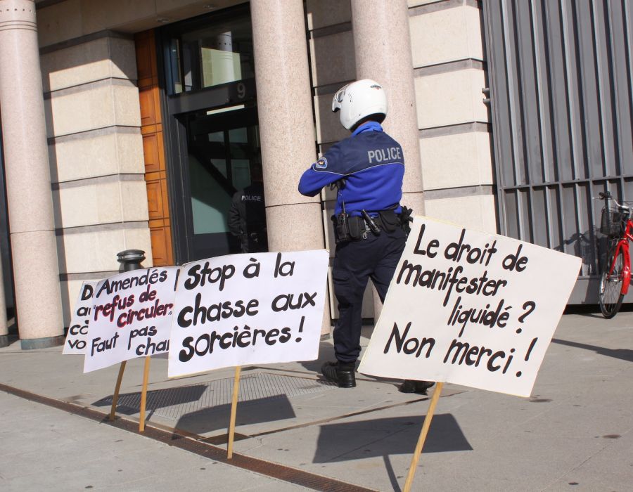Pancarte: "Le droit de manifester liquidé? Non merci!"