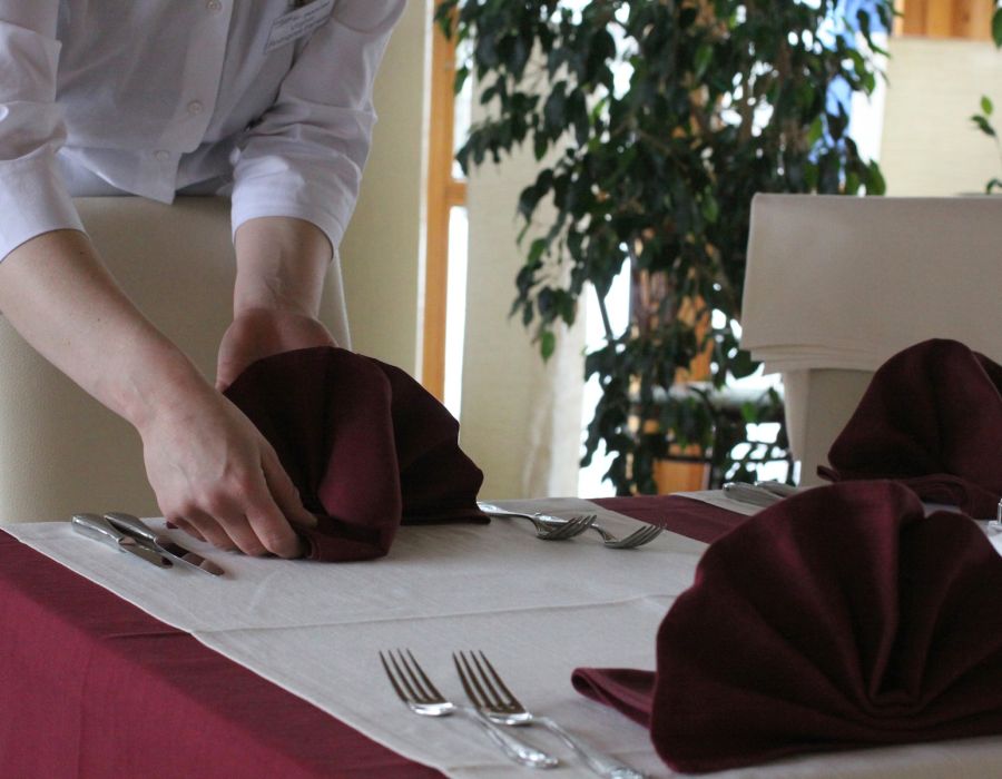 Un serveur prépare une table.