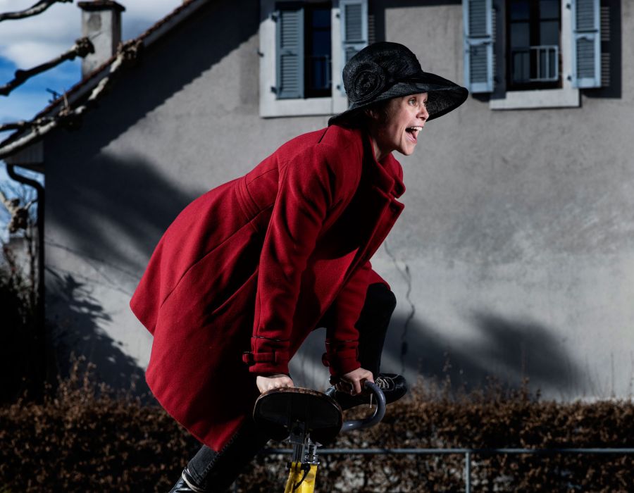 Portrait de Jessica Arpin sur son vélo d'acrobate.