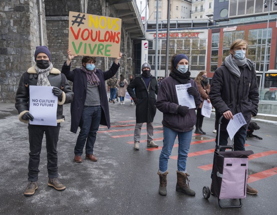 Pancarte "Nous voulons vivre" lors d'une mobilisation des acteurs culturels à Lausanne.