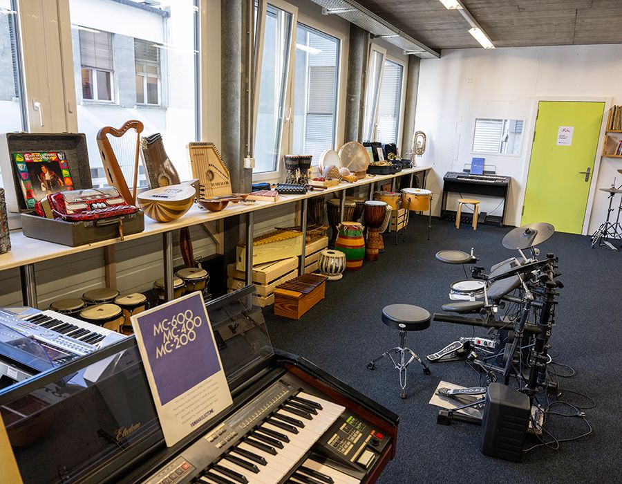 La bibliothèque compte 220 instruments de musique. Le système de prêt est gratuit, pour une durée de trois mois renouvelables.
