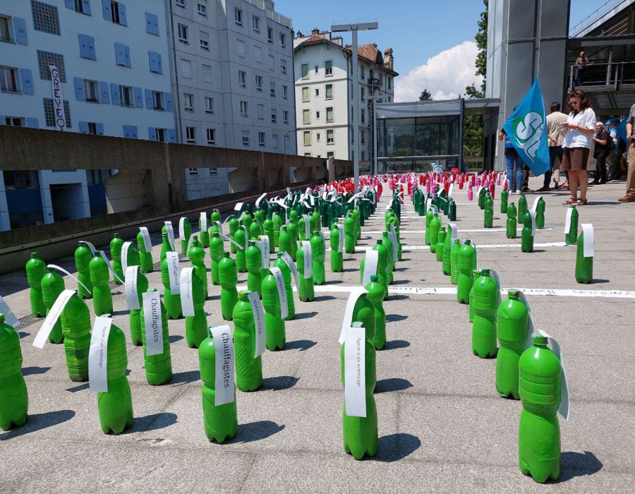 Flashmob avec alignement de bouteilles.