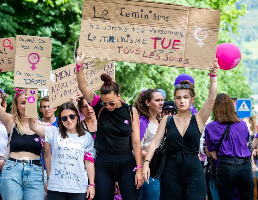 Grève du 14 juin avec une pancarte sur laquelle on peut lire: "Le féminisme n'a jamais tué personne. Le machisme tue tous les jours."