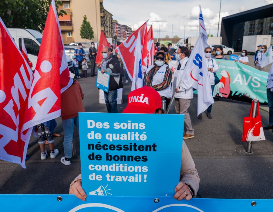 Manifestation de soignants à Neuchâtel. Une pancarte sur laquelle on peut lire: "Des soins de qualité nécessitent de bonnes conditions de travail!"