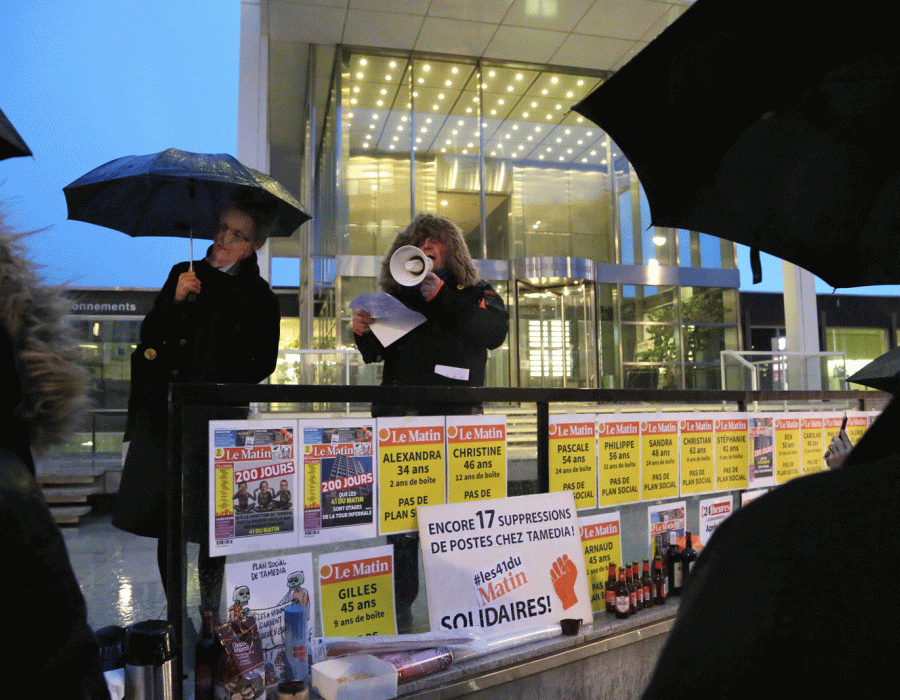 Manifestation des licenciés du Matin devant la tour Edipresse à Lausanne