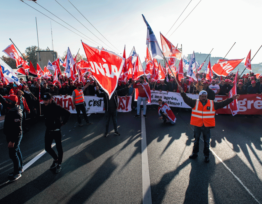 Manifestation des maçons avec banderoles et drapeaux rouges
