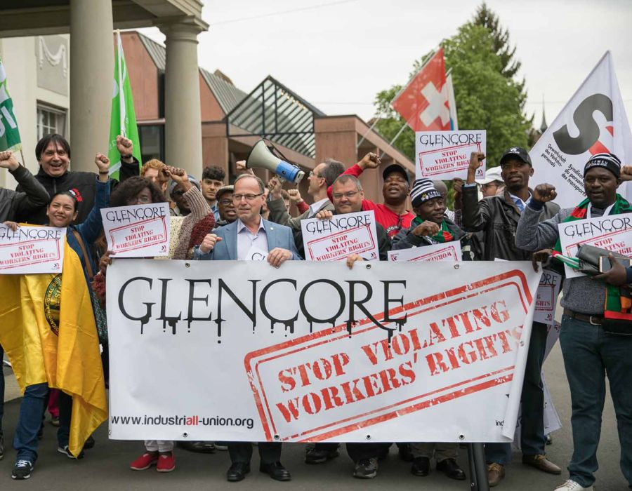manifestation de syndicalistes à Zoug contre Glencore