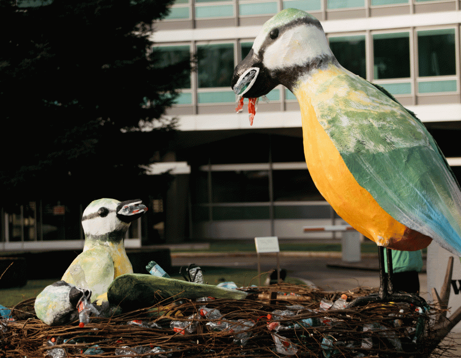 oiseaux marionnettes sur un nid de plastique