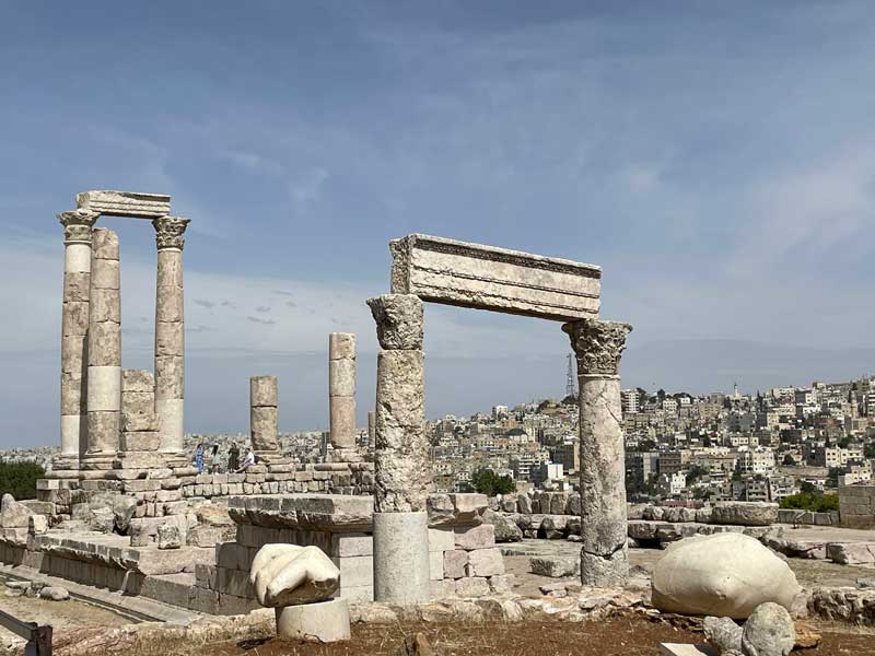 La citadelle avec au fond la ville d’Amman. 