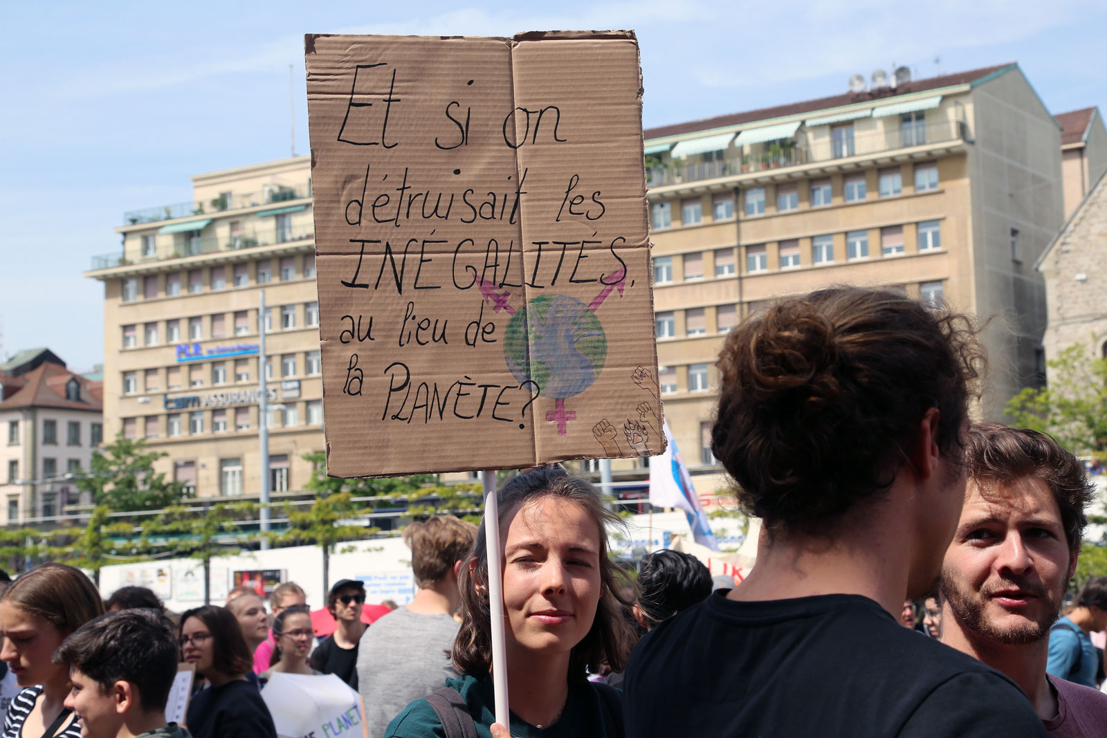 A Lausanne, une pancarte sur laquelle on lit: Et si on détruisait les inégalités au lieu de la planète?