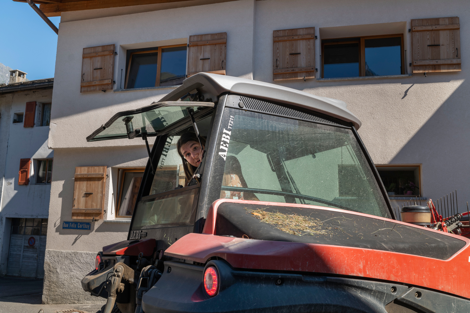 Charlène Taramarcaz au volant d'un tracteur.